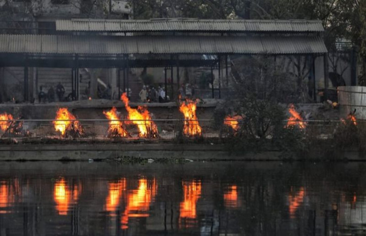 Upacara kremasi berlangsung di sebuah krematorium di Lucknow, salah satu kota yang terkena dampak parah Covid-19 di India. Foto: bbc.com/Sumit Kumar