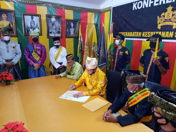 Pemangku KKKSI Tengku Ridwan menandatangani Ikrar Kebulatan Tekad