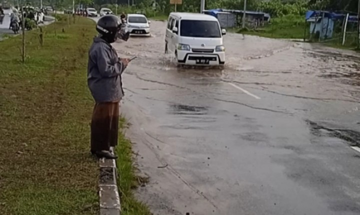 Polisi Tutup Jalan Sudirman Ujung Menuju Rumbai, Air Setinggi Lutut dan Banyak Motor Mogok (foto/riki) 