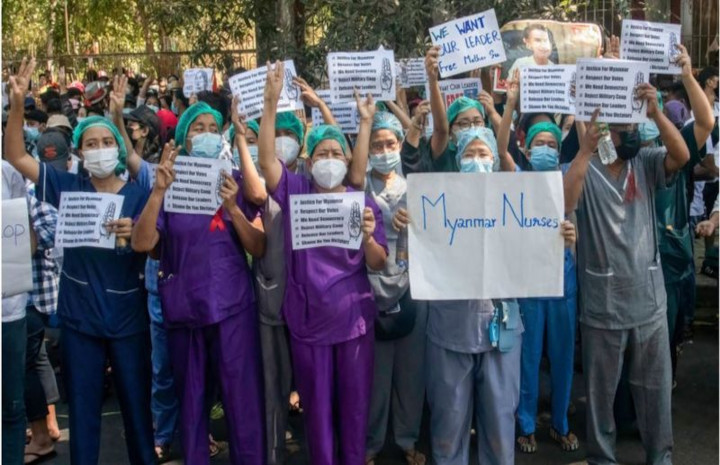 Para dokter, perawat, dan para tenaga kesehatan lainnya turut dalam aksi unjuk rasa menentang junta militer Myanmar. Foto: bbc.com/GETTY IMAGES