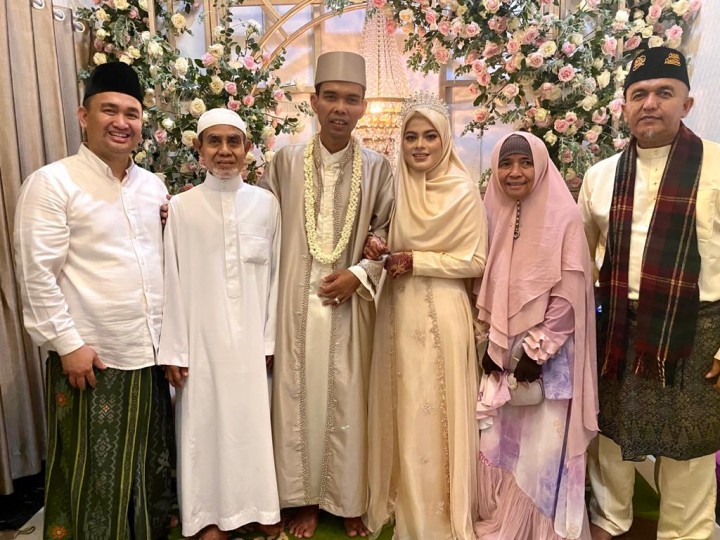 Ustadz Abdul Somada bersama istri dan keluarga