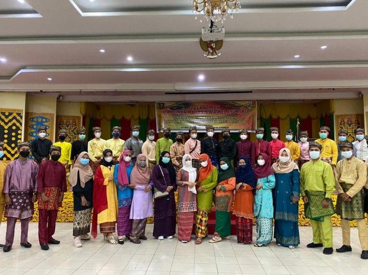 Pengurus Himpunan Mahasiswa Melayu (HMM) Riau periode 2021-2026 bersama LAM Riau. (Foto: Istimewa)