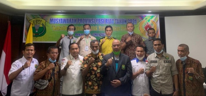 Ketua PBSI terpilih Erizul Hendrizal bersama Ketua Bidang Organisasi PP PBSI Topan indra Raksa dan Pengkot/Pengkab se Riau