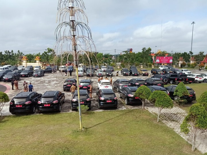 Ratusan Mobil Dinas Belum Dikumpulkan di Kantor Bupati Pelalawan (foto/Ardi) 