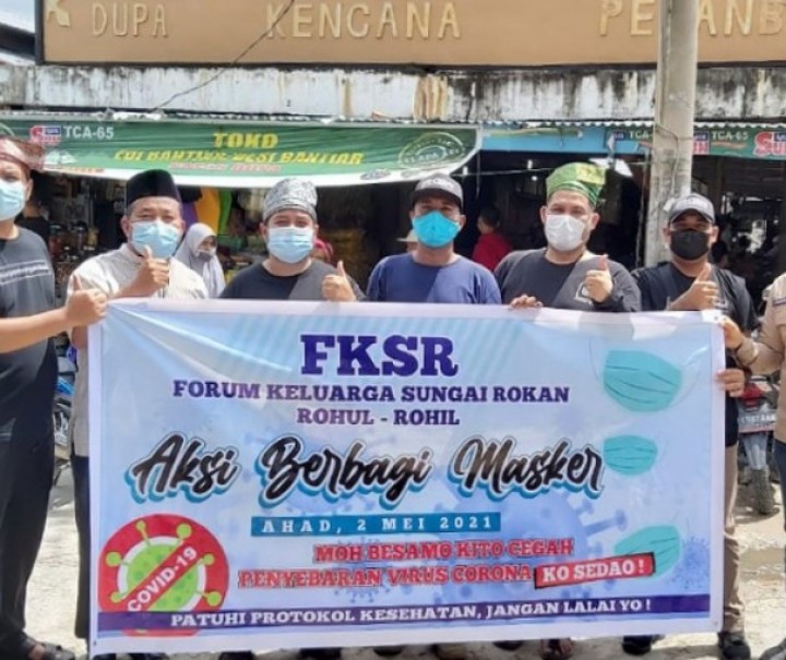 Pekanbaru Zona Merah, FKSR Bagikan 1.000 Masker ke Warga di Pasar Dupa Kencana Guna Cegah Covid-19 (foto/ist) 