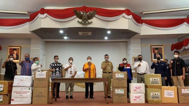 SKK Migas Sumbagut dan KKKS Kembali Salurkan Bantuan Masker Kain kepada Pemprov Riau