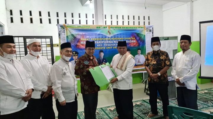 Penyerahan SK koperasi syariah kepada pengurus mesjid Nurul Ibadah