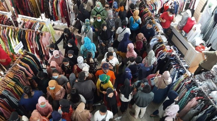 Kerumunan massa di Pasar Tanah Abang Jakarta. (Foto: Detik.com)