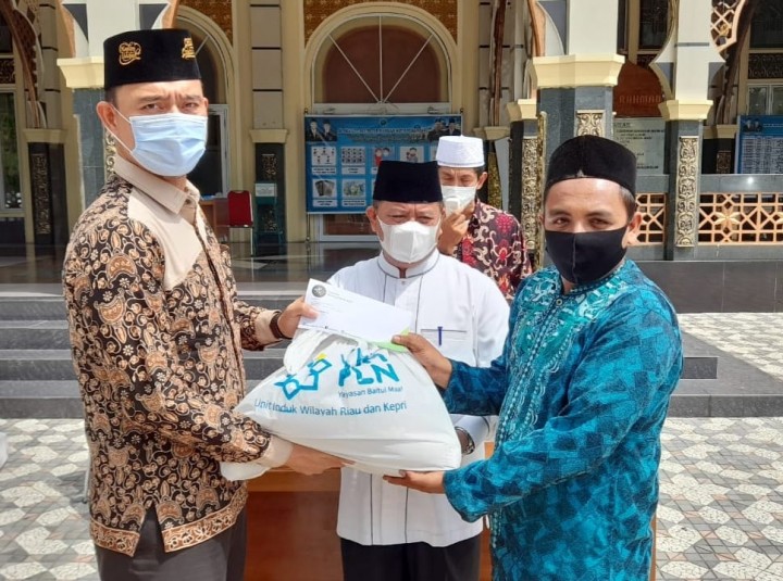 Yayasan Tabung Wakaf Umat Berikan Paket Sembako dan Uang Saku ke Imam Masjid se Pekanbaru (foto/ist) 