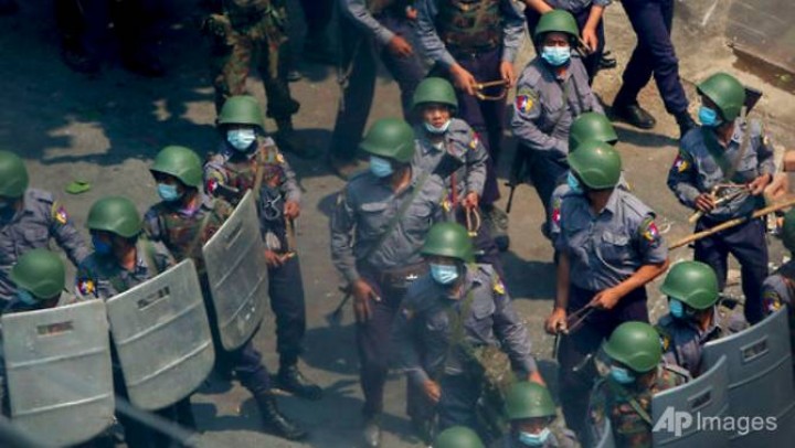 Polisi dan tentara bersenjatakan senjata dan ketapel bergerak menuju pengunjuk rasa anti-kudeta di Mandalay, Myanmar, 3 Maret 2021. (Foto: AP)