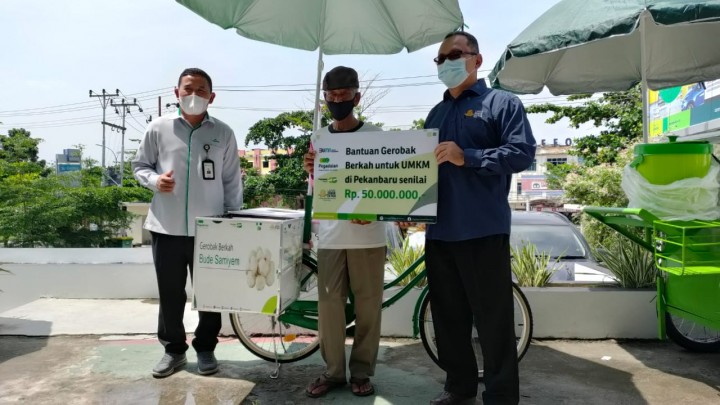 PT Pegadaian (Persero) memberikan bantuan gerobak kepada 10 pelaku UMKM di Pekanbaru. (Foto: Istimewa)