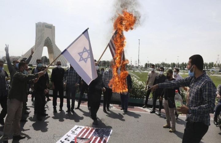 Penampakan bendera Israel dan Amerika Serikat dibakar warga Iran. Foto: detik.com/AP Photo/Vahid Salemi.