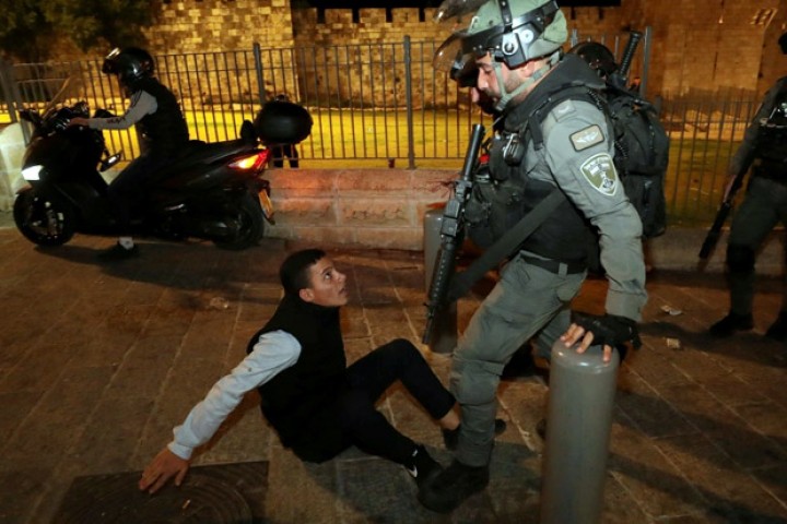 Sebanyak 200 warga Palestina terluka dalam bentrokan dengan polisi Israel di Yerusalem Timur. Foto/Al Jazeera