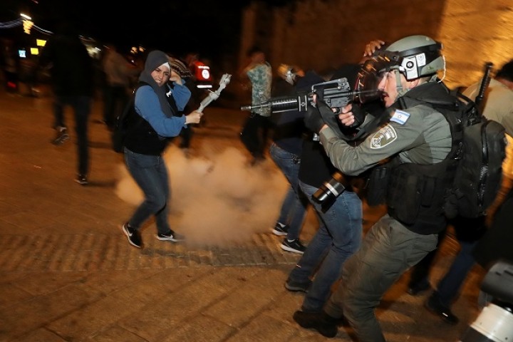 Bentrok terjadi antara polisi Israel dan warga Palestina di kompleks Masjid Al Aqsa, Yerusalem. Foto/REUTERS