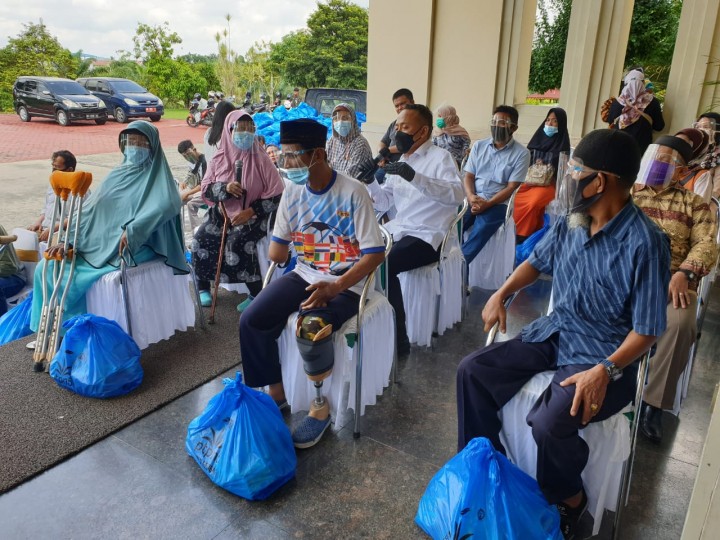 CEO PTPN V, Jatmiko K Santosa, berbincang dengan penyandang disabilitas di Pekanbaru, Riau. PTPN V menyalurkan sedikitnya 2.000 paket Sembako kepada kaum muslimin menjelang hari kemenangan Idul Fitri 1442 Hijriah (foto/ist) 