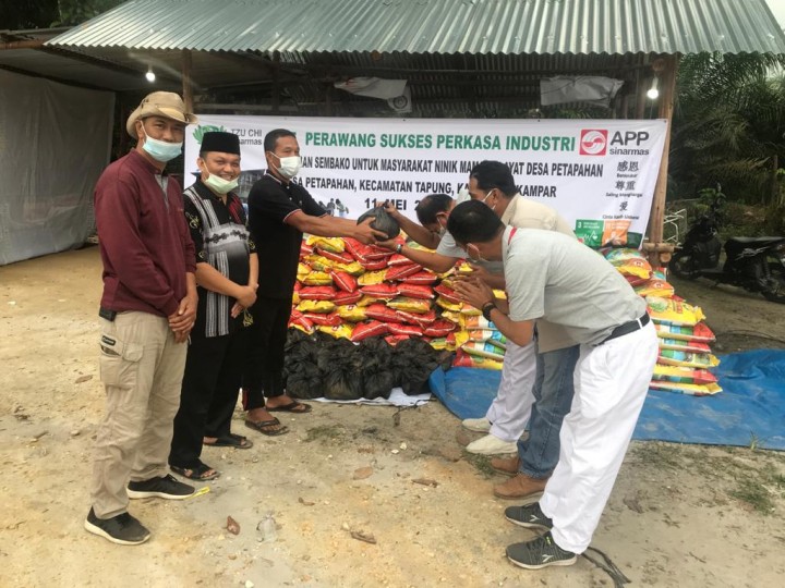 PT PSPI dan Yayasan Tsu Chi Sinar Mas Serahkan 200 Paket Sembako Kepada Masyarakat Tapung