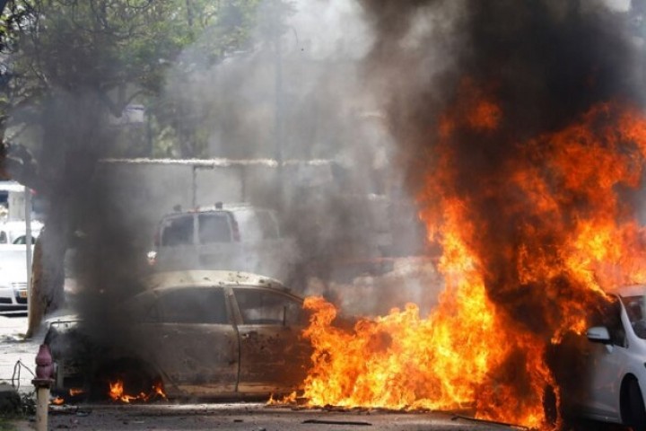 Sejumlah mobil terbakar setelah roket mendarat di dekatnya di Ashkelon, Israel, Selasa (11/5/2021). Foto/REUTERS/Nir Elias
