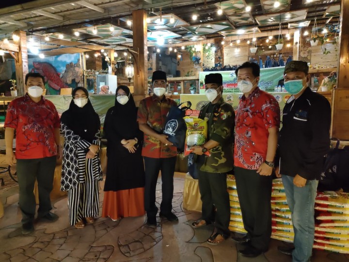 Ketum SantanNU menyerahkan bingkisan Ramadhan kepada warga bersama pemgurus PSMTI 