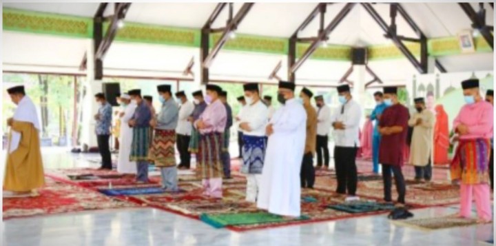 Suasana sholat Ied di kediaman Gubernur Riau