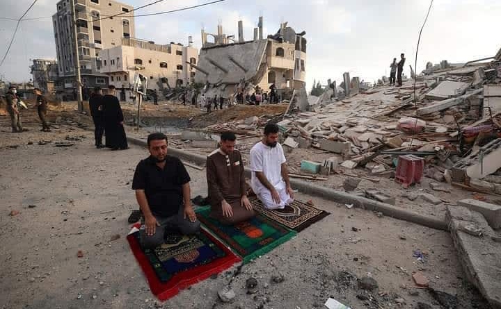 Potret Warga Gaza Palestina Shalat Idul Fitri Dipuing-puing Bekas Serangan Jet Israel (foto/int) 