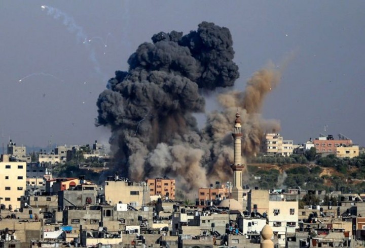 Asap tebal membumbung tinggi di jalur Gaza/AFP