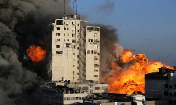 Gedung di jalur gaza membara kena tembakan jet tempur