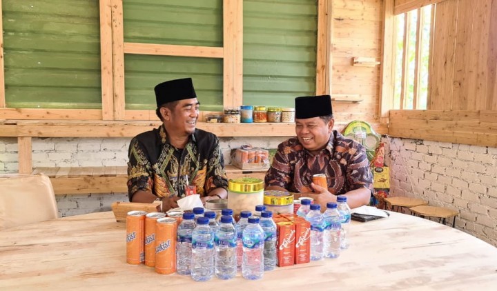 Ketum DPP SantanNU, T Rusli Ahmad Berbincang dengan Ketua MUI Riau Prof. Ilyas Husti berbincang di lebaran pertama
