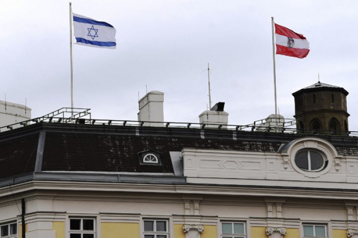 Bendera Israel berkibar di atas gedung Kanselir Federal Austria sebagai bentuk solidaritas memicu kecaman dari Turki. Foto/Daily SabahFoto
