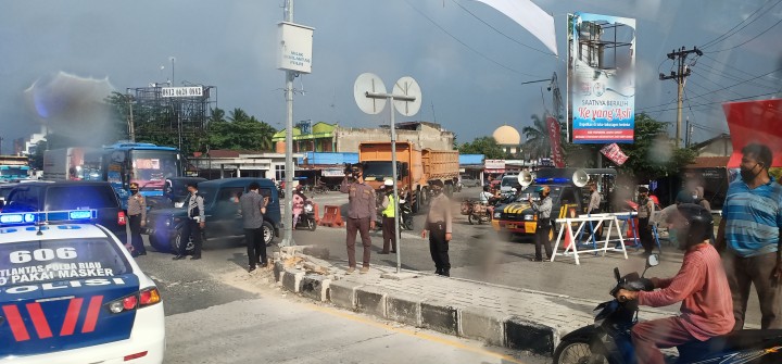 Petugas Kepolisian kembali melakukan pemyekatan dibeberapa ruas jalan keluar masuk Kota Pekanbaru