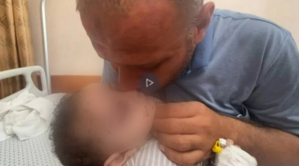 Cuplikan video saat Mohammad al-Hadidi menggendong bayi laki-lakinya bernama Omar. Foto/al arabiya