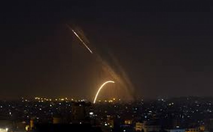 Ilustrasi tembakan roket di jalur Gaza