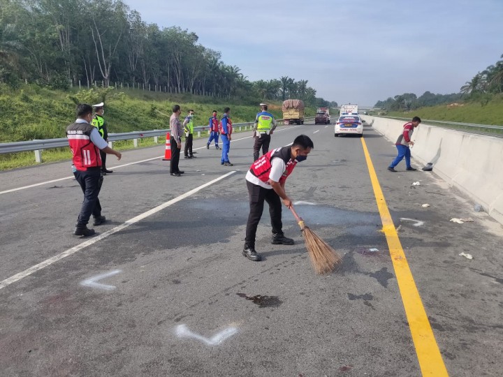 Petugas dari HK saat membersihkan lokasi kecelakaan di Tol Pekanbaru - Dumai. (Foto: Istimewa) 