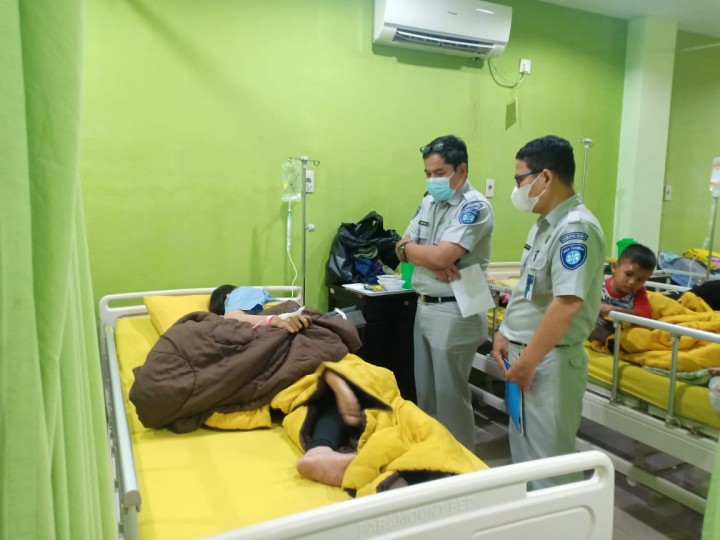 Petugas Jasa Raharja Cabang Riau saat pendataan korban kecelakaan di Tol Pekanbaru - Dumai