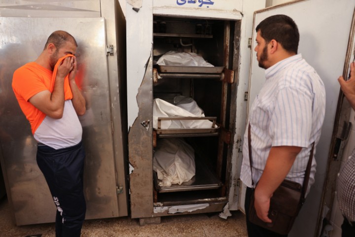 Omar Salha menangis melihat mayat saudara, ipar dan keponakannya. Foto diambil dari Al Jazeera
