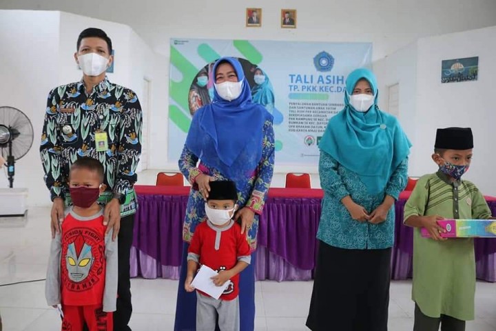 Rasidah Apresiasi Program Tali Asih PKK Kecamatan Dayun (foto/lin) 