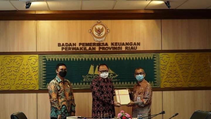 Foto Bupati Kuansing H. Mursini saat menerima Penghargaan dari BPK RI Perwakilan Riau, atas Raihan WTP yang ke-10 kalinya (foto/zar) 