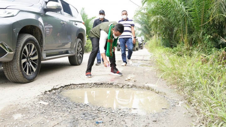 Dihari Libur, Bupati Zukri Tinjau Jalan Rusak di Pangkalan Kerinci (foto/Ardi) 