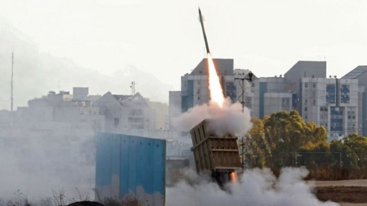 Sistem pertahanan udara Israel, Kubah Besi, dioperasikan untuk menangkal serangan roket/ getty images.
