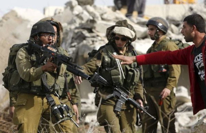 Pasukan Israel menodongkan senjata ke warga Palestina. Foto: Internet