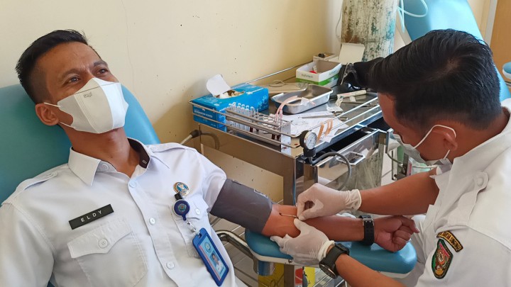 Peringati HANI, 5 Pegawai BNNK Donor Darah di RSUD Teluk Kuantan (foto/zar) 