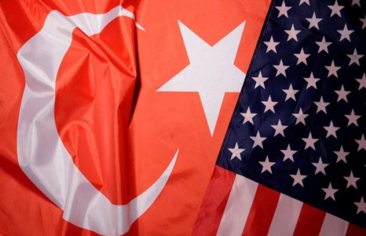Bendera Turki dan Amerika Serikat. Foto: Warta Ekonomi