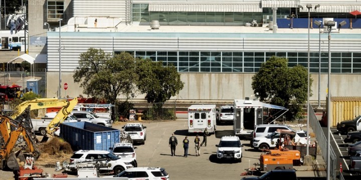 Polisi berjaga di halaman rel yang dikelola oleh Otoritas Transportasi Lembah Santa Clara di San Jose, California, setelah peristiwa penembakan Racu 26 Mei 201/Net