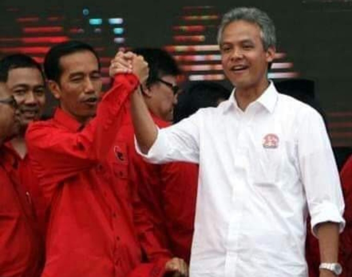 Momen Jadul Ganjar Pranowo Salam Komando Dengan Jokowi, Netizen: Terbaik Dari Puan (foto/int) 