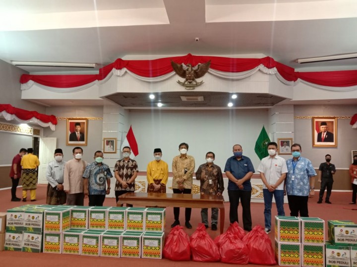 Gubernur Riau saat menerima bantuan dari SKK Migas