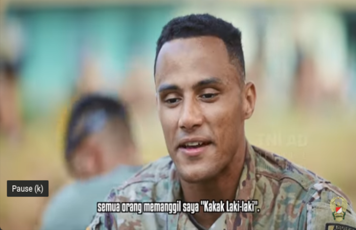 Tangkapan gambar salah satu prajurit SFAB yang menyatakan kekagumannya pada prajurit TNI. Sumber: YouTube
