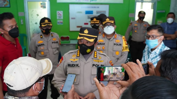 Berikan Semangat Kepada Personil, Karoops Polda Riau Kunjungi Lokasi Vaksinasi di Kabupaten Siak (foto/lin) 