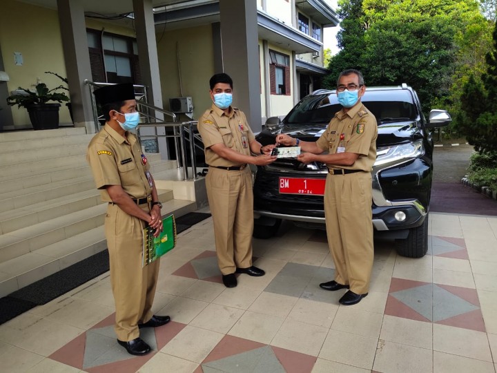 Jabatan Berakhir, Mursini Serahkan Mobil Dinas Bupati ke Pemkab Kuansing (foto/zar) 
