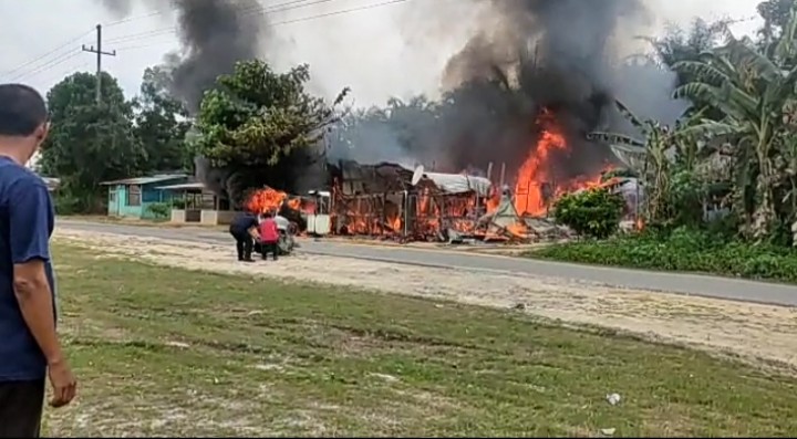 Rumah penjual bensin yang terbakar