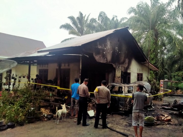 Satu rumah di desa Tengganau yang hangus terbakar