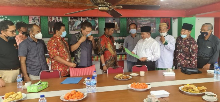 Ketua MUI Riau dan perwakilan organisasi keagamaan menyerahkan surat dukungan kepada Rusli Ahmad menjadi Ketua FKUB